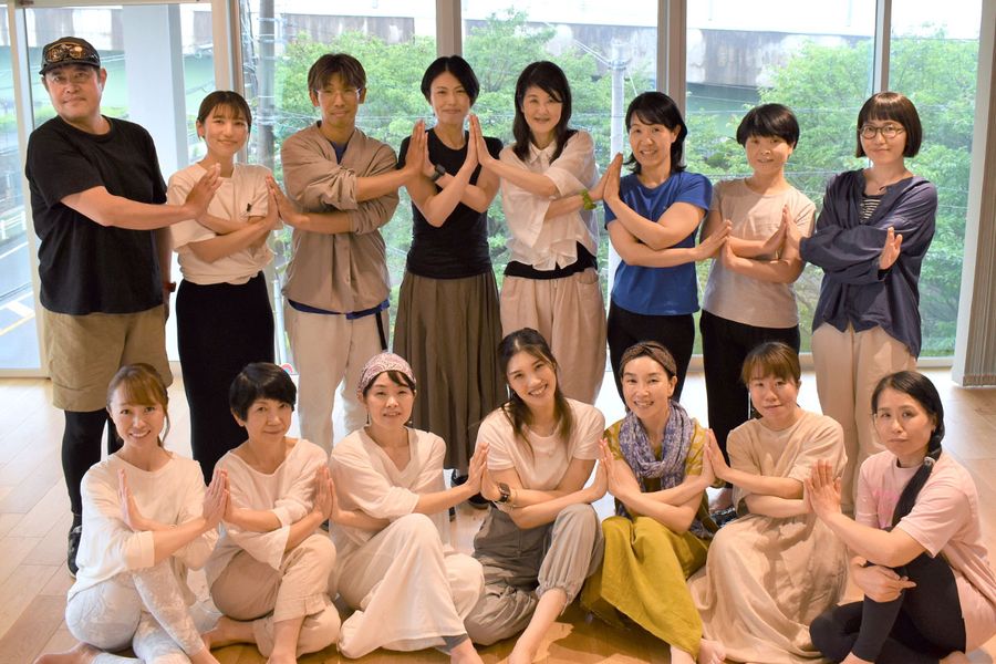 「高知ヨガフェスタ2024」の準備を進める講師陣。新たな出会いやつながりに期待が膨らんでいます(高知市薊野西町3丁目)