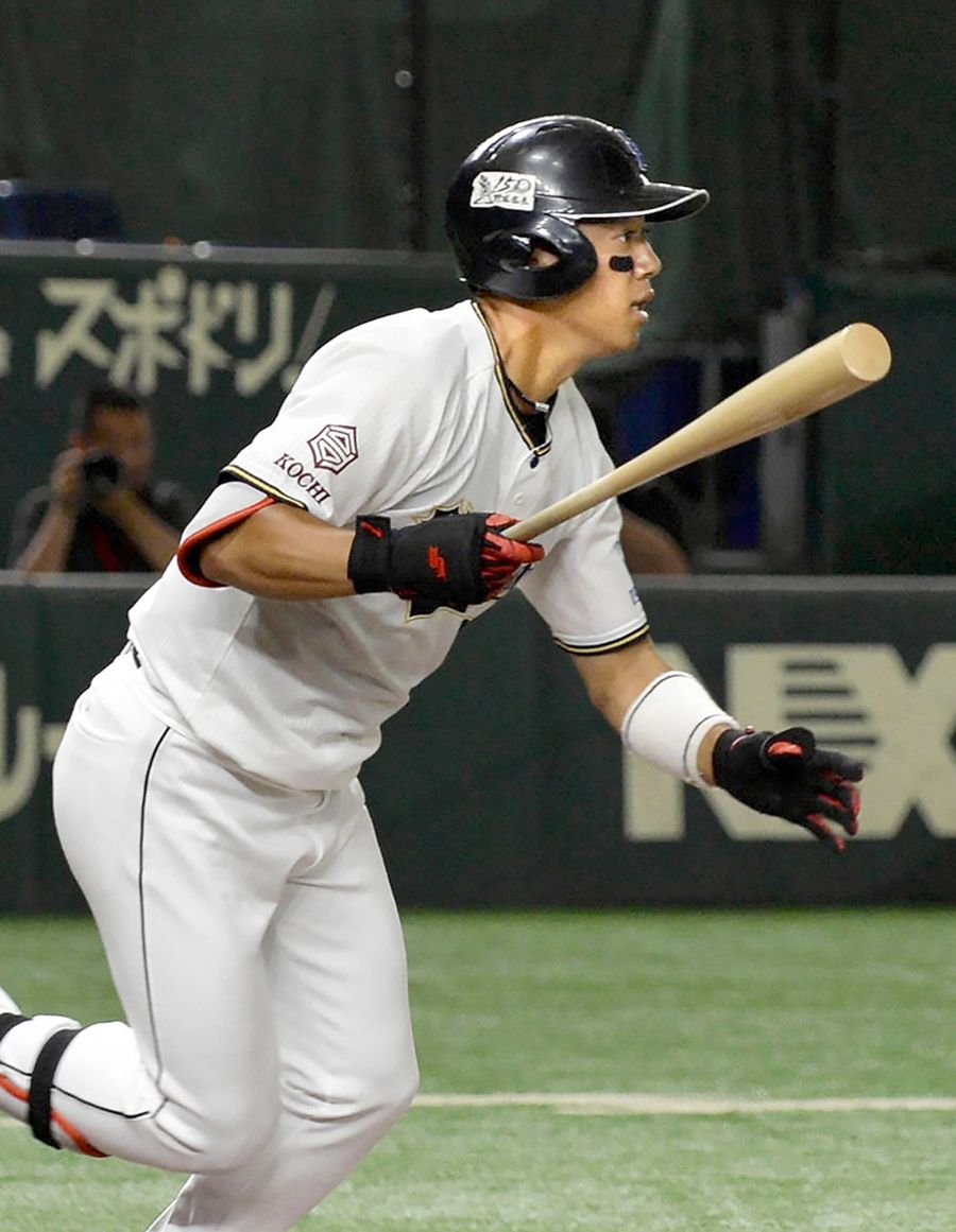 東邦ガス戦で5回にライトへ適時三塁打を放つ真田。逆転勝ちへの口火を切った(22日、東京ドーム)