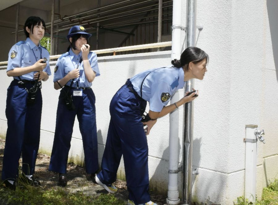 身を潜め、無線機で連絡を取り合って犯人捜索を体験する高校生（南国市大埇甲の県警察学校）