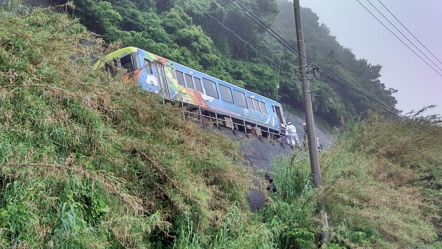 昨年６月、線路上の土砂に乗り上げ脱線した土佐くろしお鉄道の列車（黒潮町）