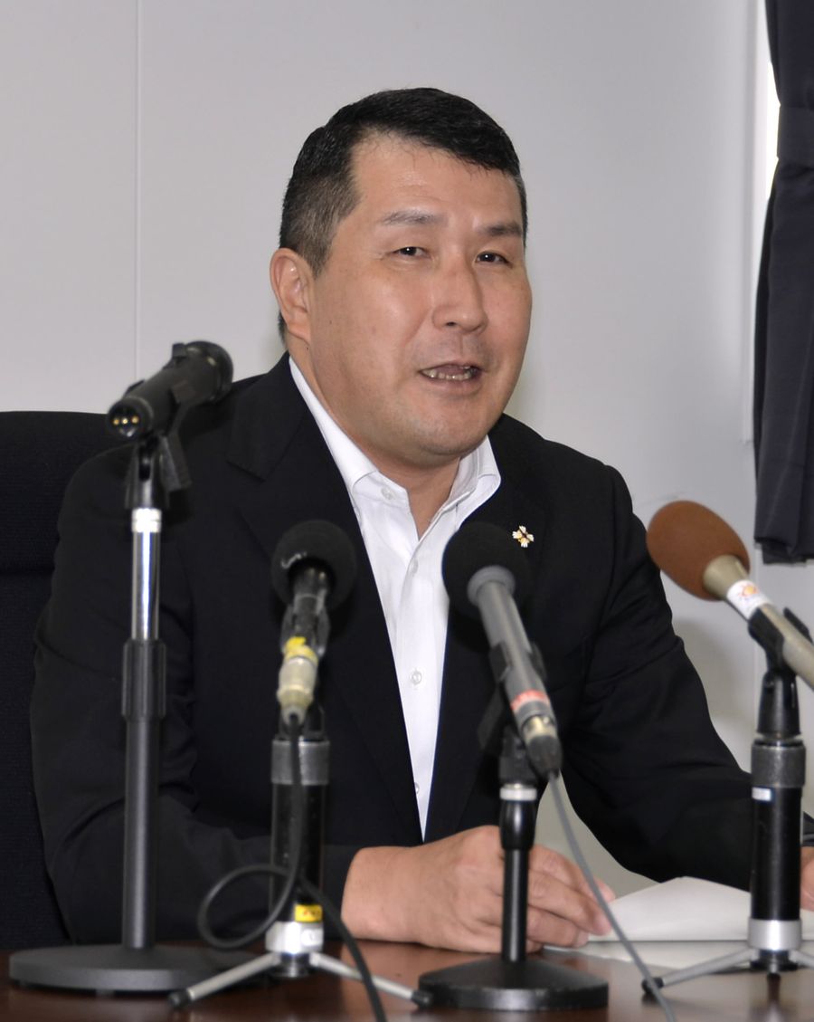 着任会見で抱負を述べる水本和彦検事正(高知市丸ノ内1丁目の高知地検)