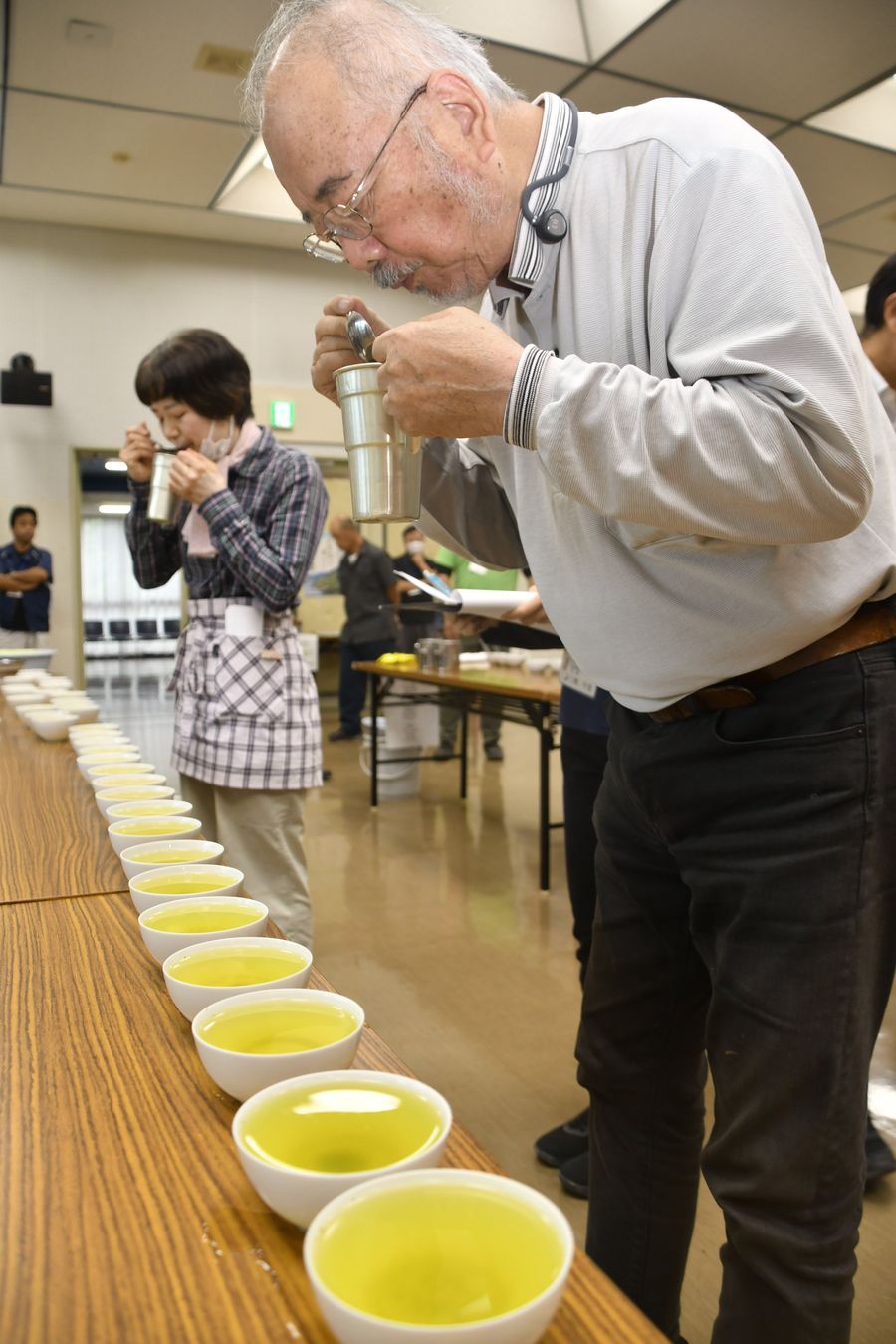 一番茶の味や香りを丁寧にチェックする審査員(仁淀川町森)