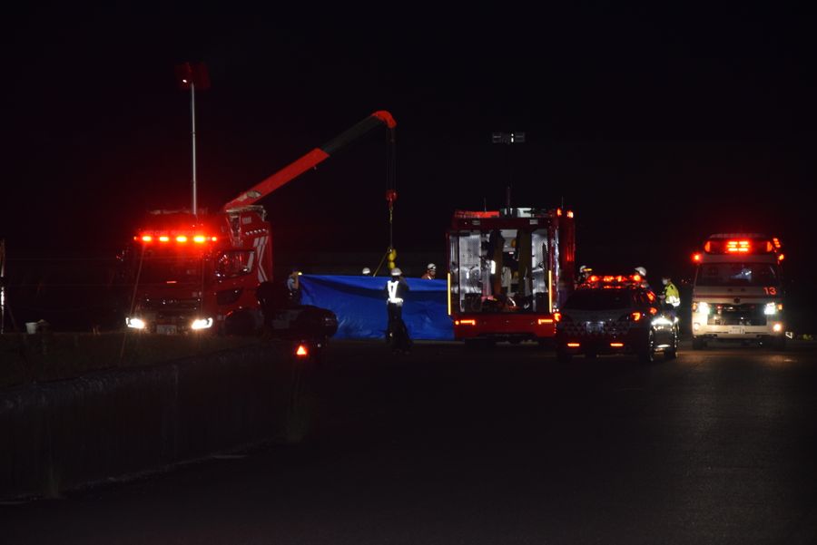 乗用車が海へ転落した事故現場（２８日午前３時４５分ごろ、高知市春野町甲殿）