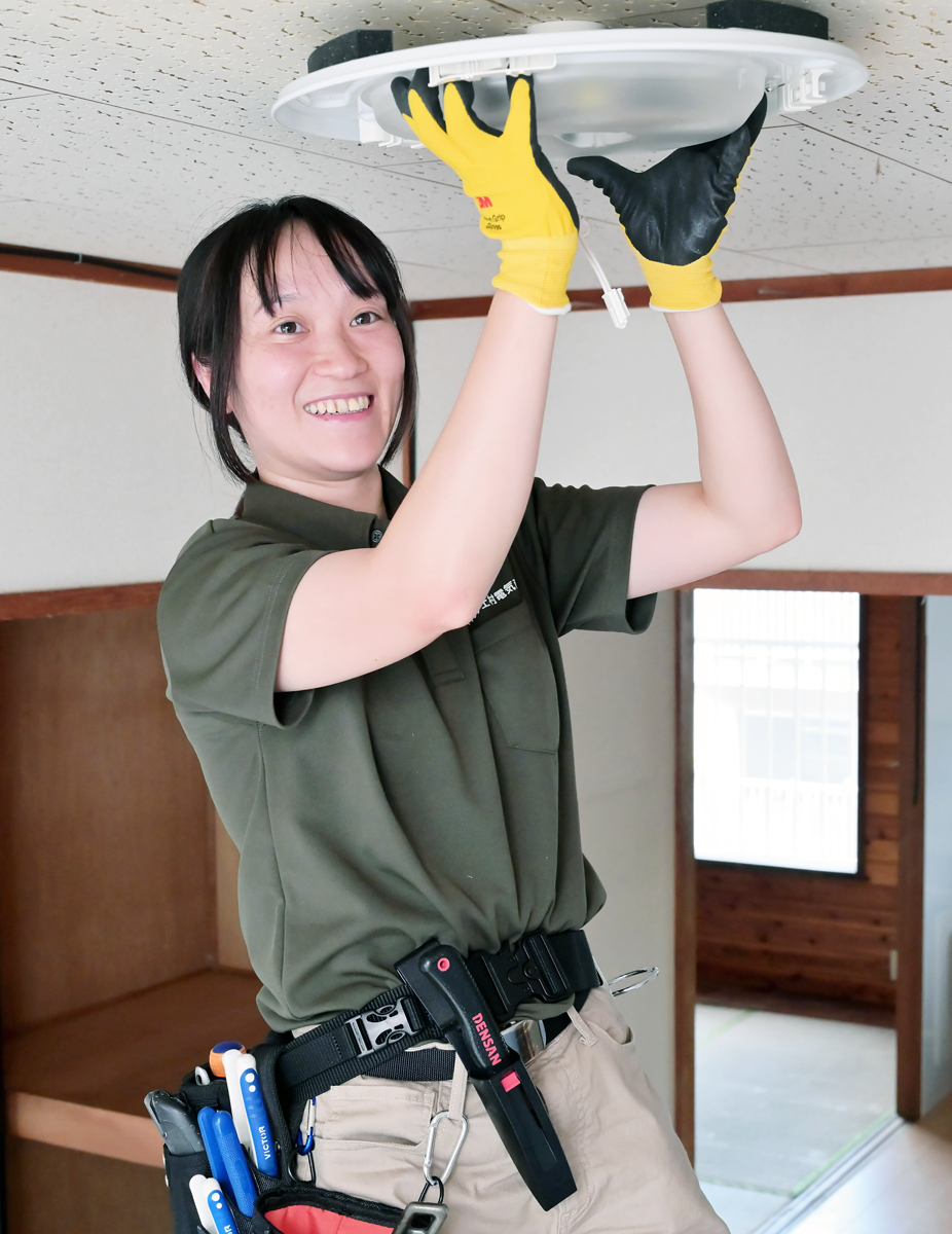 生活の「ほっと」支える 電気工事士 上村亜希さん(29)大豊町 生活の「ほっと」支える 電気工事士 上村亜希さん(29)大豊町
