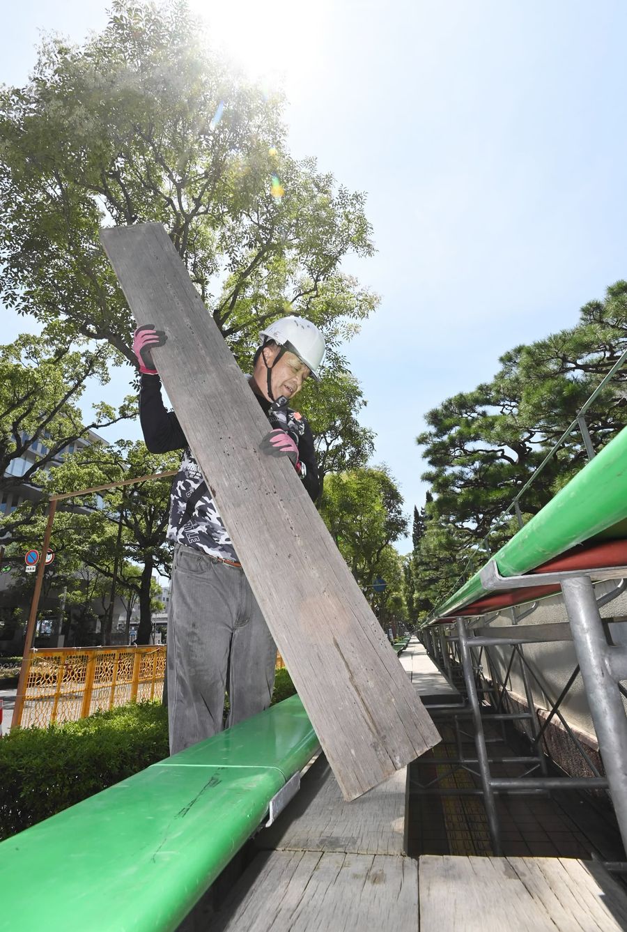 桟敷席の設営が進む追手筋本部競演場（高知市追手筋２丁目＝森本敦士撮影）