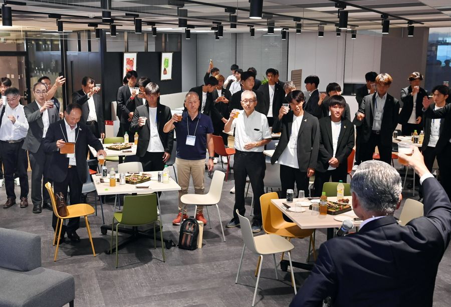 Ｊ昇格に向け、設立総会後の懇親会で乾杯する高知Ｕの選手や会員たち（写真はいずれも高知新聞社＝森本敦士撮影）