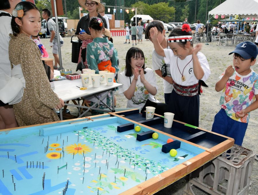 祭りでゲームを楽しむ児童ら（高知市の久重小学校）