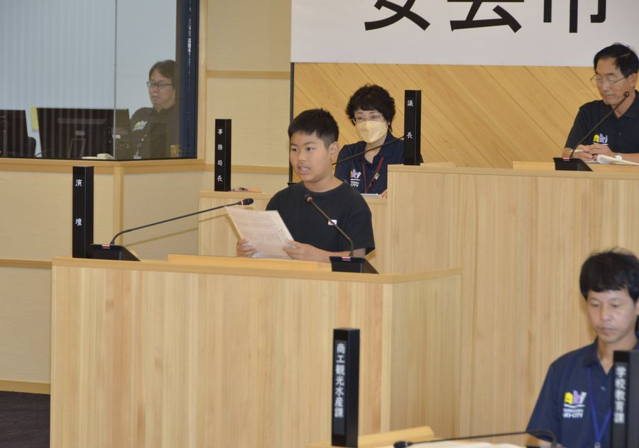 安芸市内の小学生１６人が登壇した子ども議会（安芸市土居）