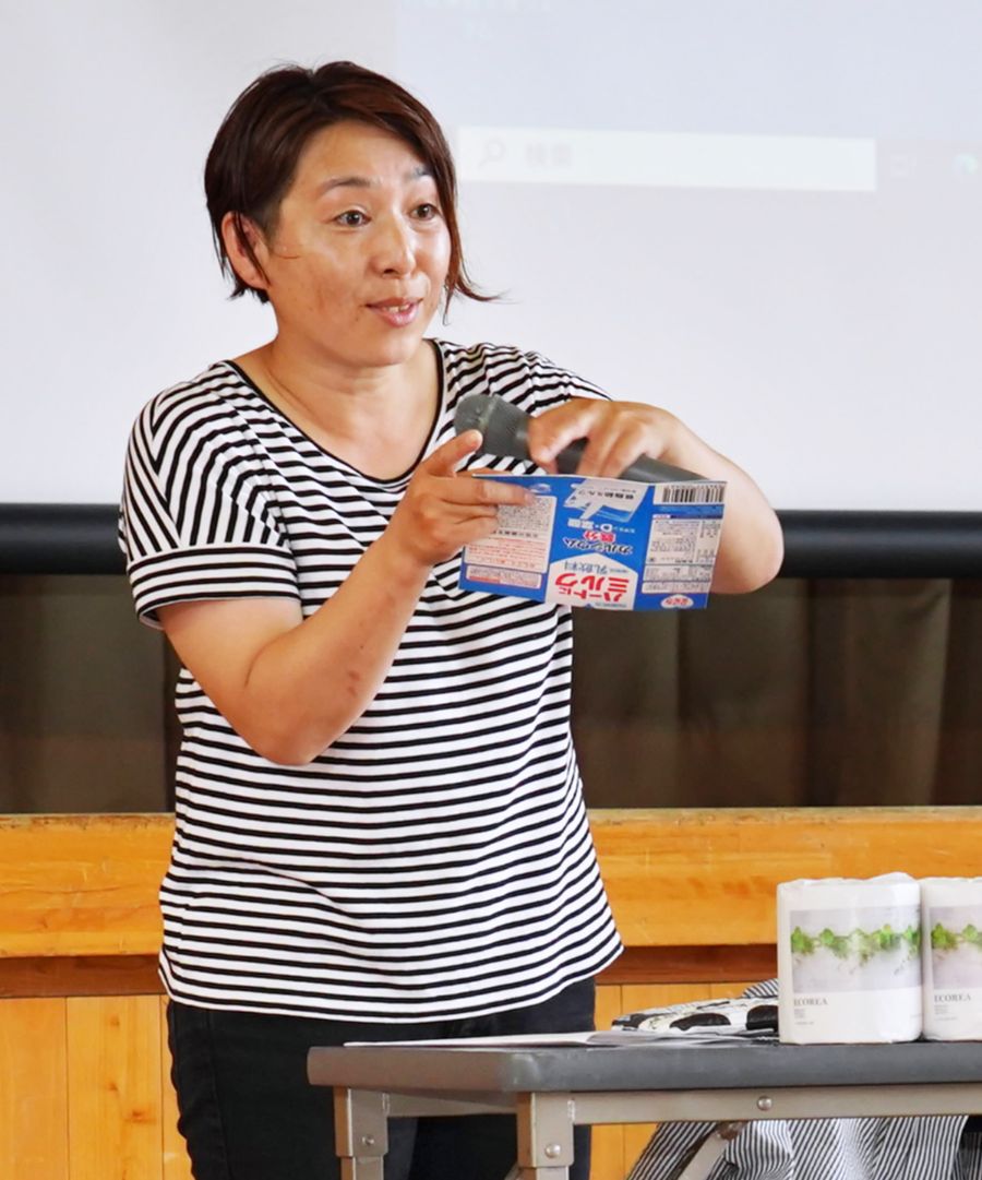 資源の再利用を児童に呼びかける岡村絵里さん(高知市はりまや町2丁目のはりまや橋小学校)