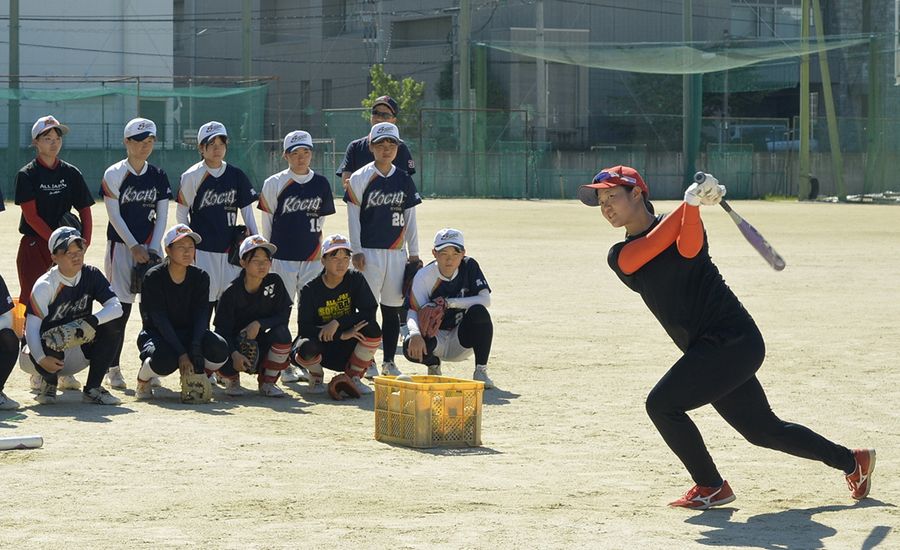 ソフトボールの県内女子高校選手らに、外角球の打ち方を指導する下山絵理（丸の内高）