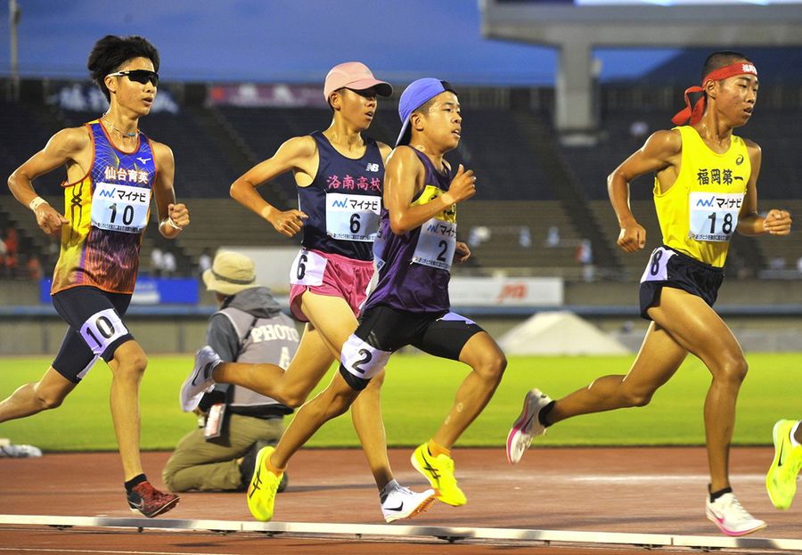 【男子５０００メートル決勝】懸命に前の選手を追う高知工・高石樹（右から２人目）