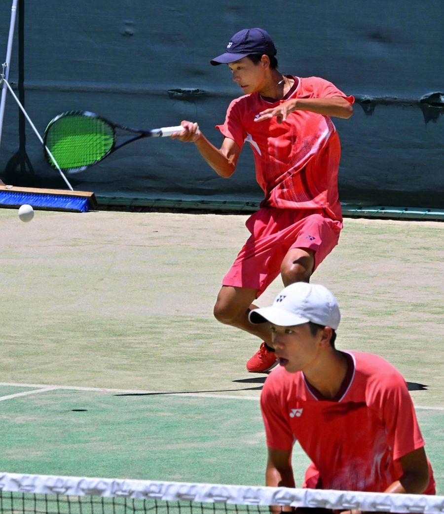 【男子団体３回戦　東北―明徳】奮闘する明徳の第１ペア、福島＝奥＝と加藤　（長崎県ベネックス総合運動公園かきどまり庭球場＝河本真澄撮影）