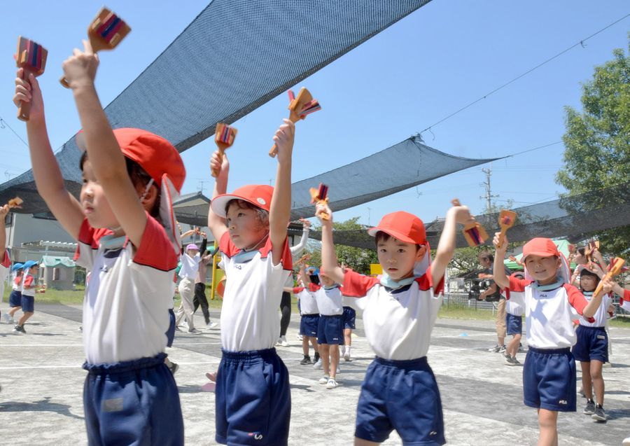 原点のよさこい鳴子踊りを練習する園児たち（高知市仁井田のみさと幼稚園）