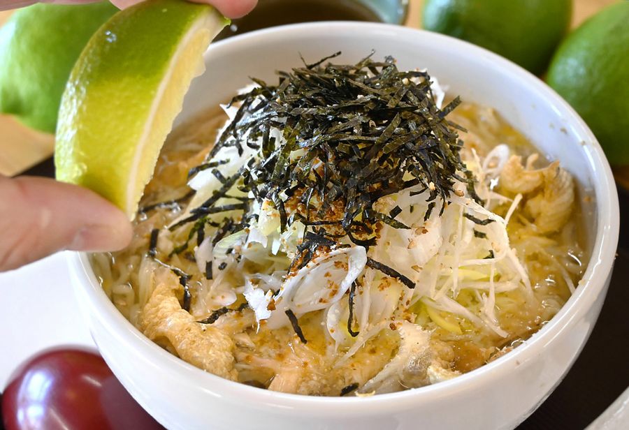 黒潮町産グリーンレモンが付く「冷やしジローラーメン」