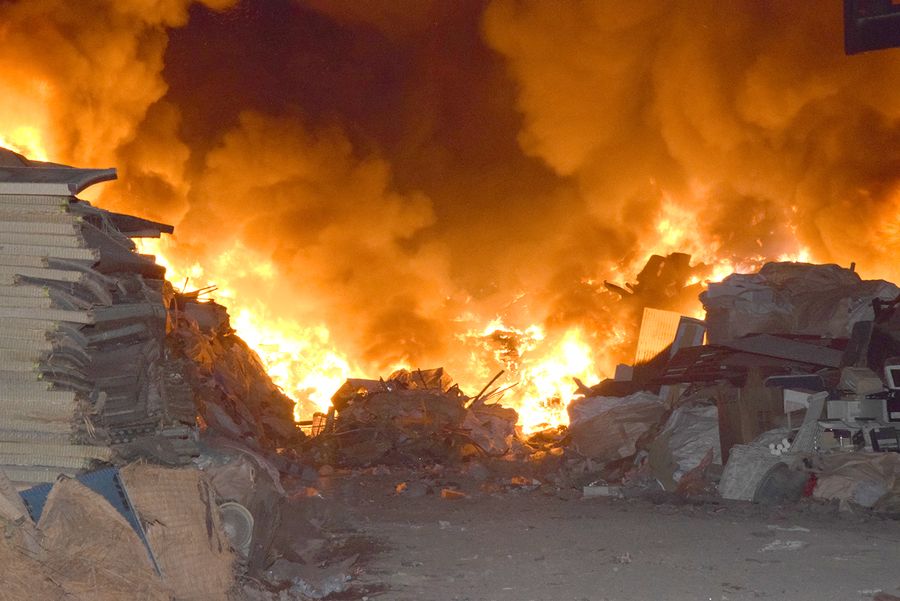 炎を上げて燃える産廃処分場の廃棄物（３日午前１時４０分ごろ、高知市重倉）