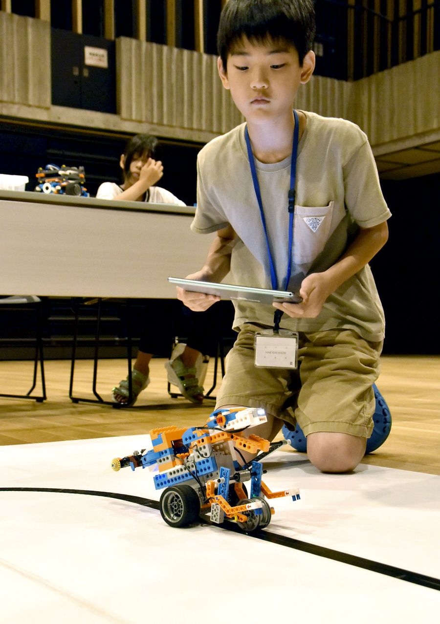 子どもたちの作ったユニークなロボットが発表された（南国市大そね甲の「みあーれ」）