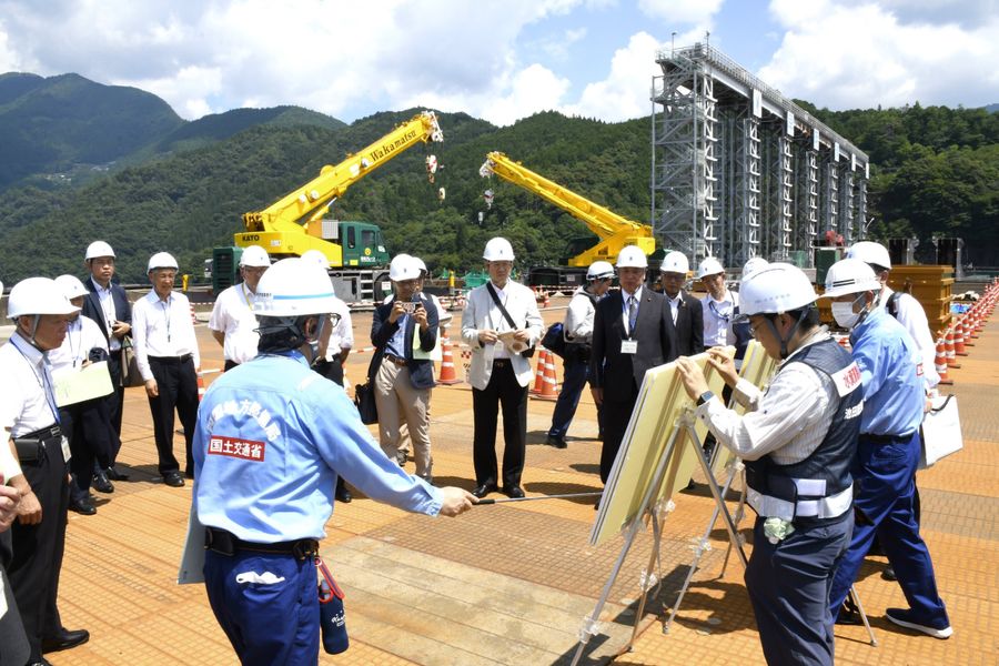 早明浦ダムの役割や改修工事の内容などについて説明を受けた見学会(土佐町田井)