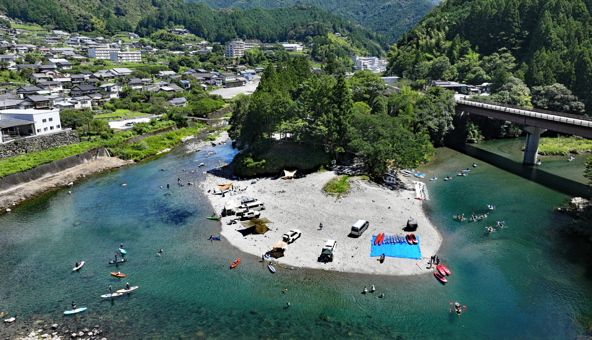 はじける笑顔と水しぶき 宮崎の河原（仁淀川町）―土佐鳥瞰紀行（120