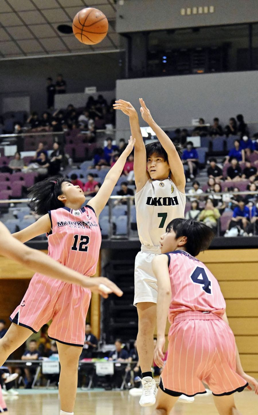 【女子２回戦　岡豊―四日市メリノール学院】第１クオーター、岡豊・伊藤（７）がシュートを決めて７―１０とする（福岡県スポーツ科学情報センター＝河本真澄撮影）