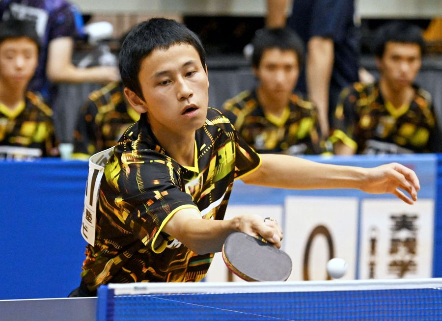 【男子団体３回戦　明徳―実践学園】粘って３―１で第１単を取った明徳・長谷川（長崎県大村市体育文化センター）