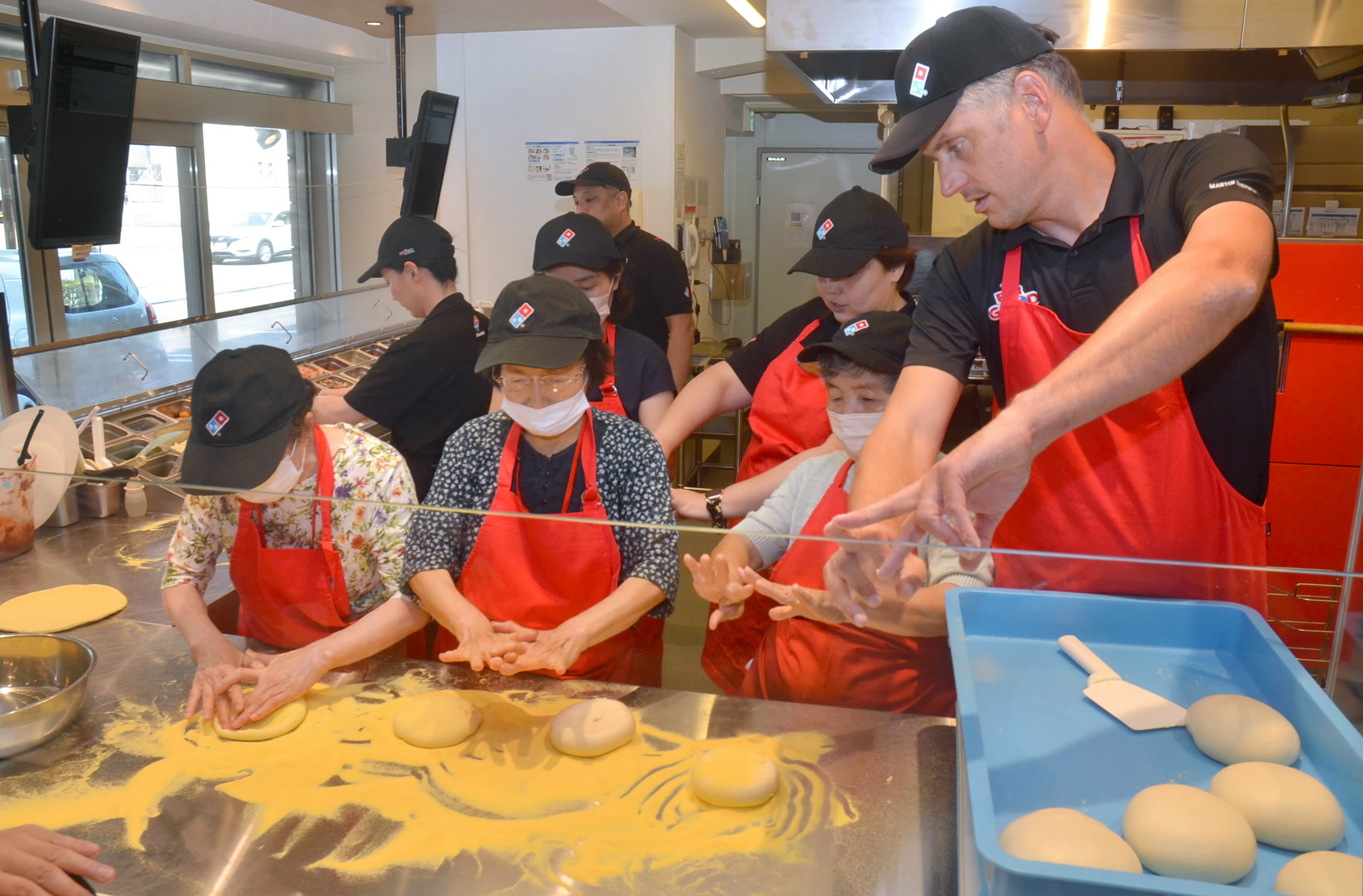 ピザ作りはCEOにお任せ！ 社員休ませ役員が営業 ドミノ・ピザ高知