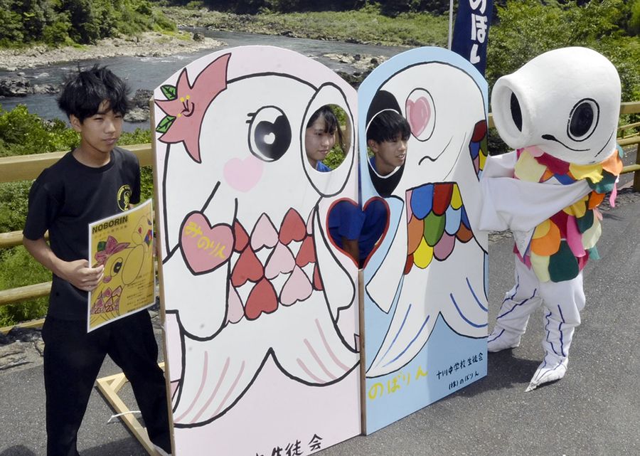 「のぼりん」（右）と「みのりん」の顔出しパネル。お披露目会では着ぐるみも駆け付けた＝四万十町の道の駅「四万十とおわ」