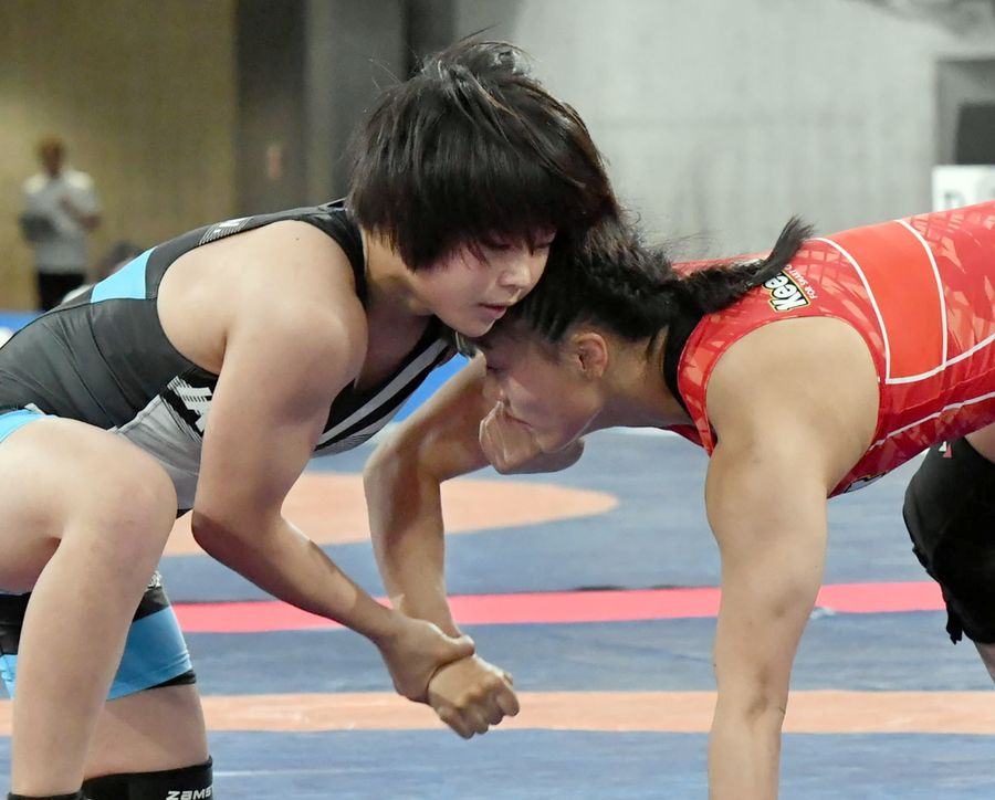 得意の「腕取り」で相手の体勢を崩す桜井つぐみ選手=左(昨年6月の全日本選抜)