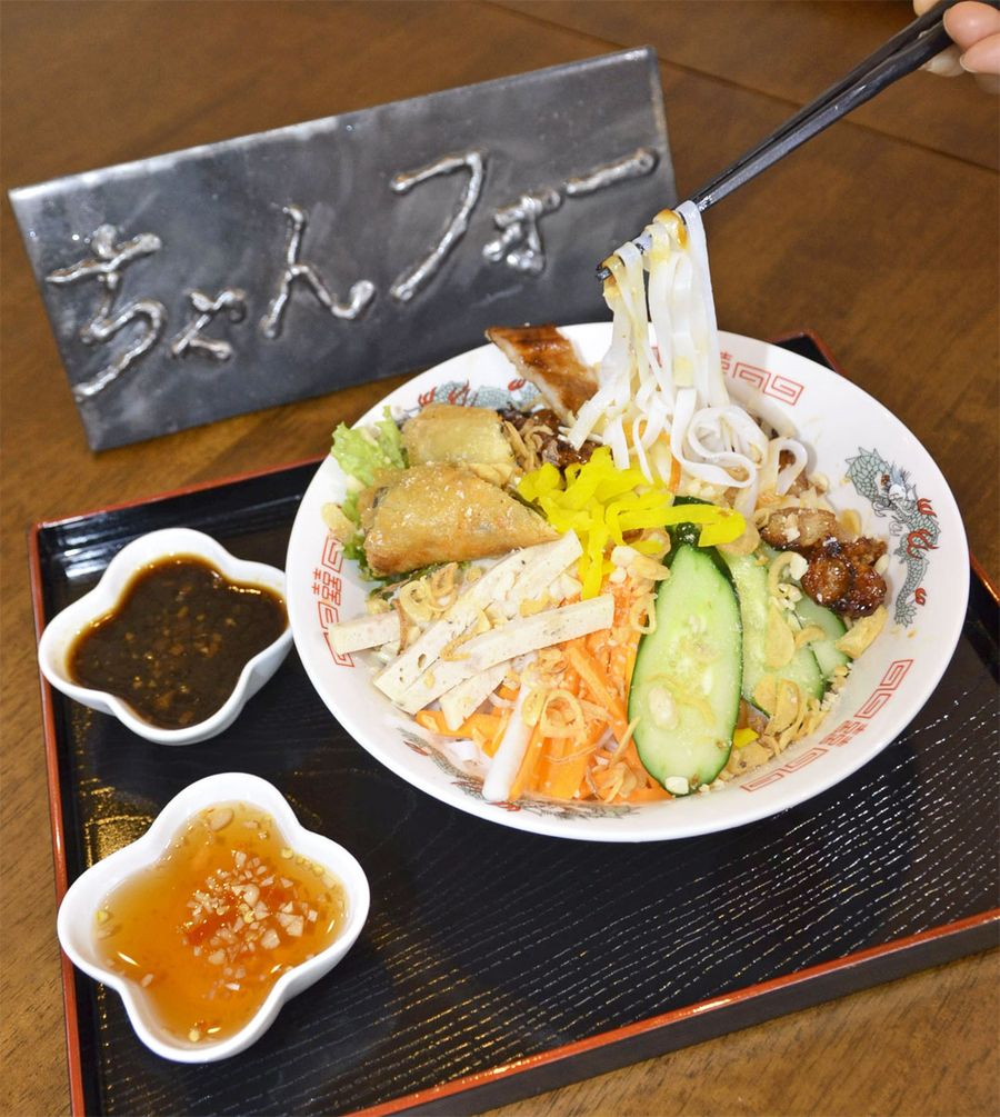 チリソースかしょうゆ風のソースをかけて食べる「冷やしフォー」