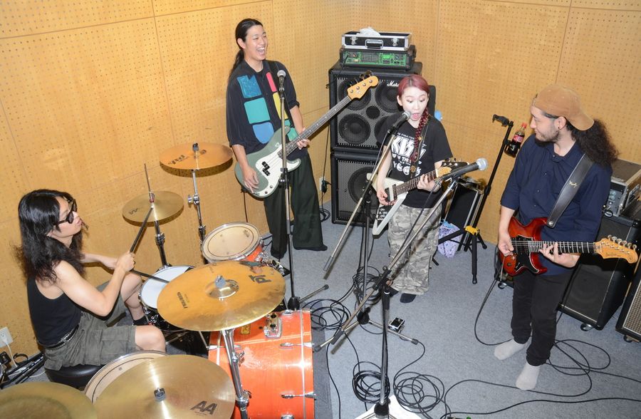 ドイツで開かれるライブフェスに向けて練習に取り組む「THE・ステレオギャング」のメンバー（高知市桟橋通５丁目のBAY5　SQUARE）