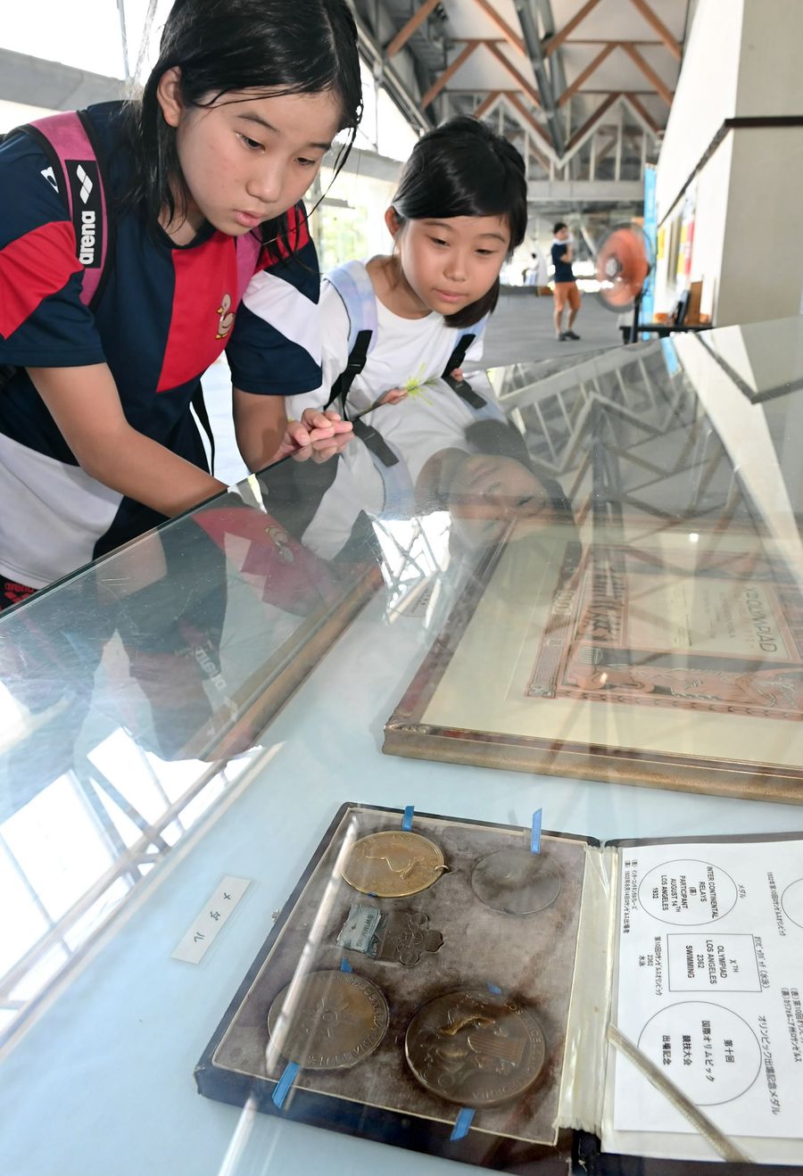 くろしおアリーナに展示されている92年前の北村久寿雄さんの五輪金メダル=右奥(高知市五台山=森本敦士撮影)