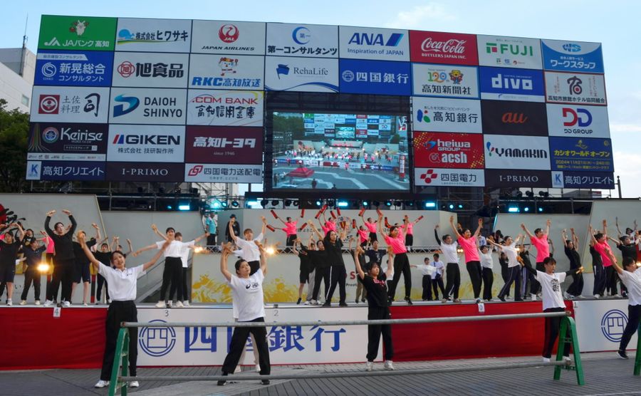 前夜祭のリハーサルで動きを確認する踊り子たち（高知市の中央公園）