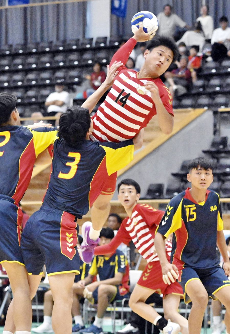 【男子１回戦　興南―高知中央】シュートを放つ高知中央・小笠原（１４）。チームトップの６得点を挙げた（福岡県久留米アリーナ）