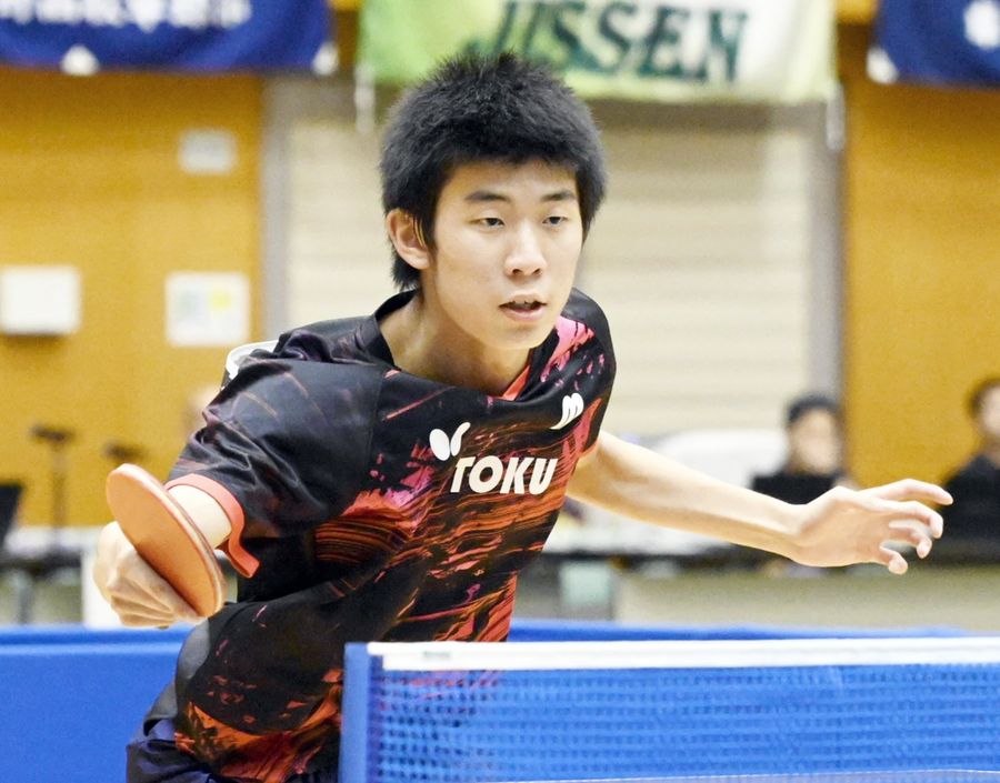 【男子シングルス決勝】１ゲームを先取した斎藤俊太朗（長崎県大村市体育文化センター）