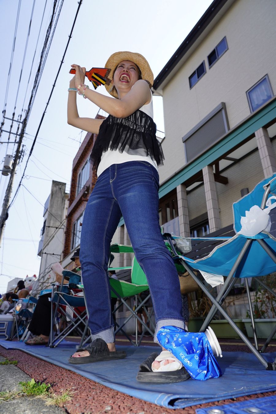 足の負傷を物ともせず、声援を送る南場江美さん（愛宕競演場）