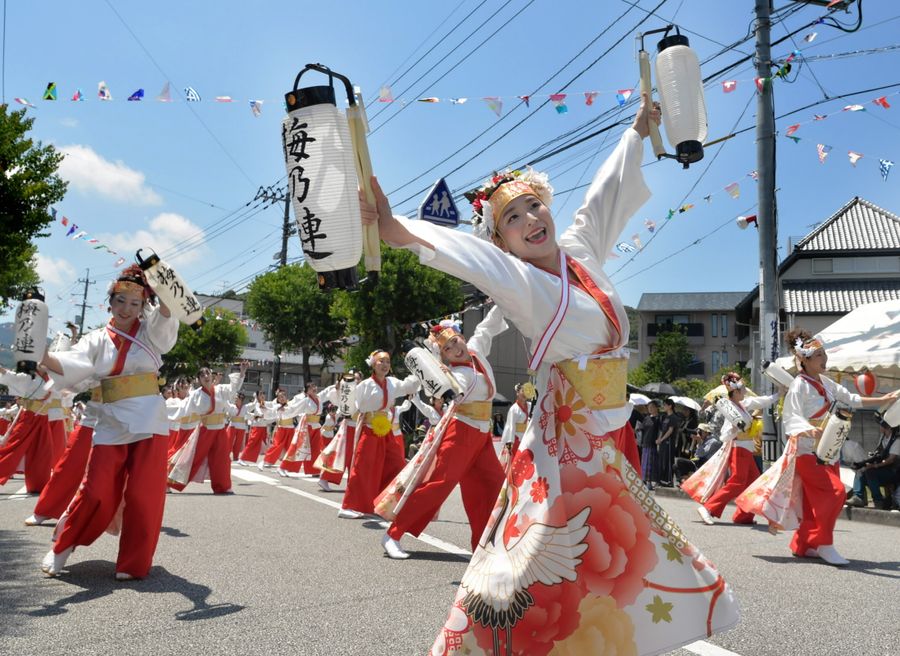 ５年ぶりの復活。梅乃連の踊り子は笑顔で演舞を披露した（梅ノ辻競演場＝石丸静香撮影）