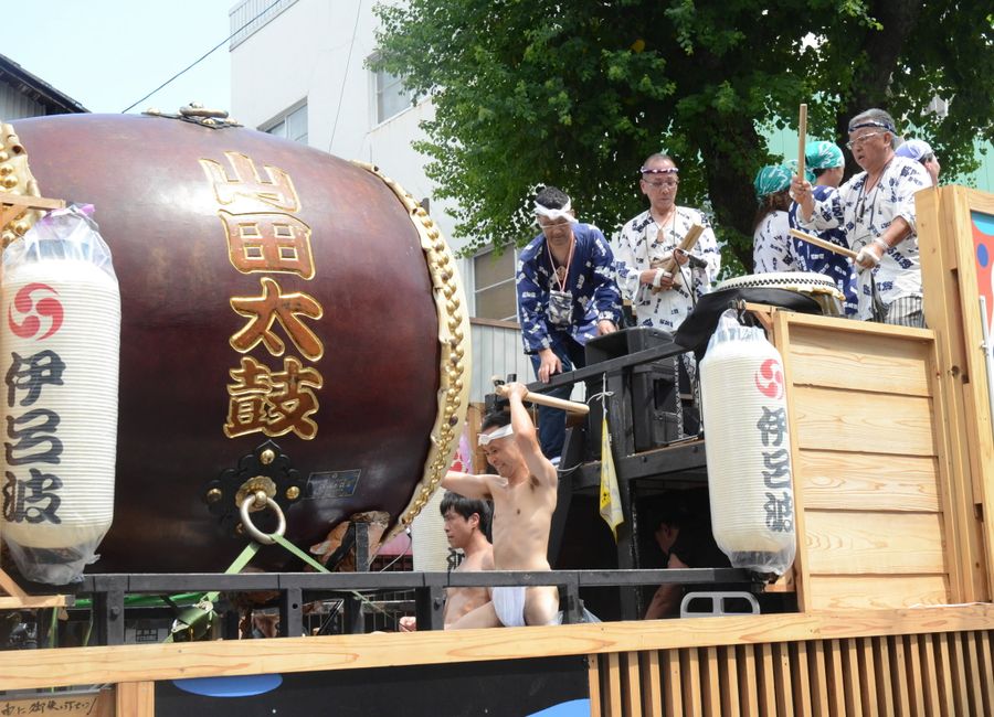 山田太鼓が載った「よさこい連　伊呂波」の地方車。後列右端でたたくのが木尾辰美さん（菜園場競演場）