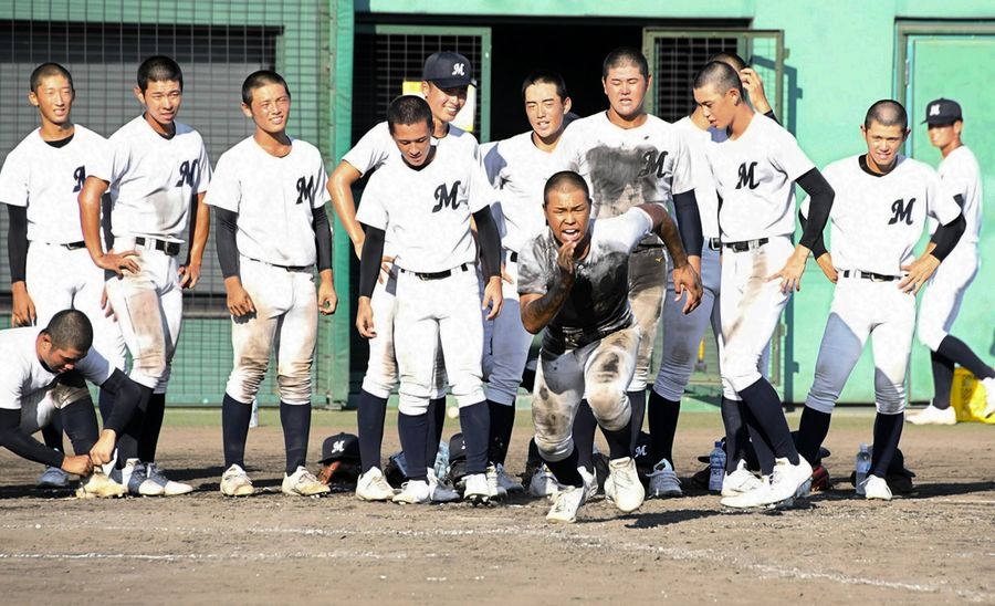 気合十分にベースランニングに励む明徳ナイン（８日、大阪府のくら寿司スタジアム堺）