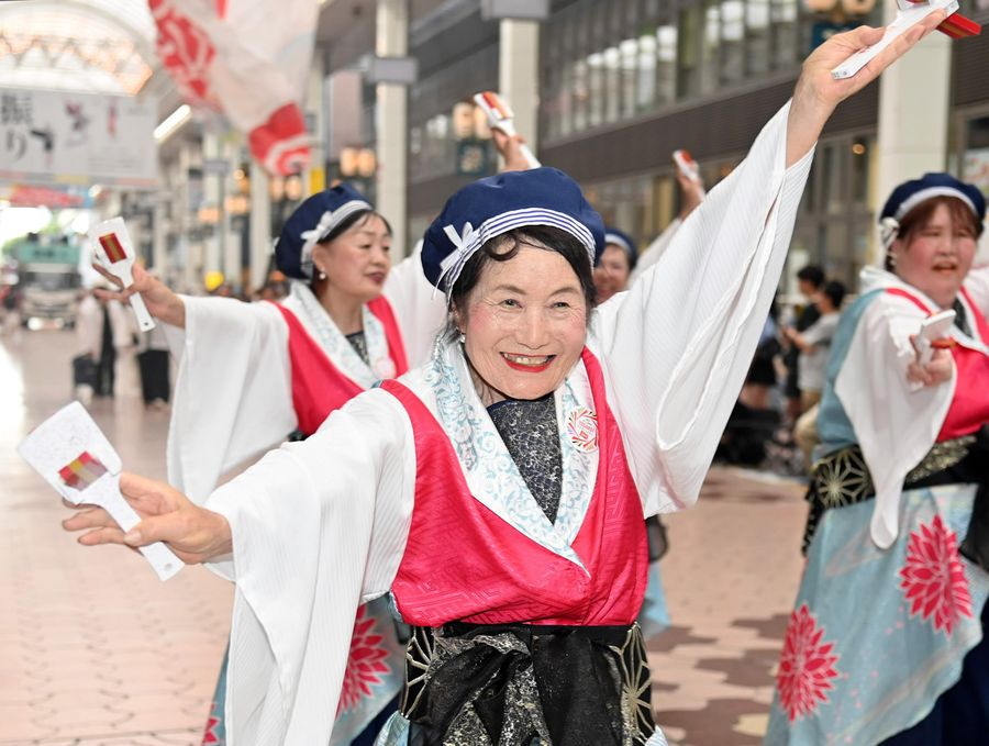 80歳の塩田さん（黒潮町出身）念願の高知で踊り子に 「大阪の仲間と 