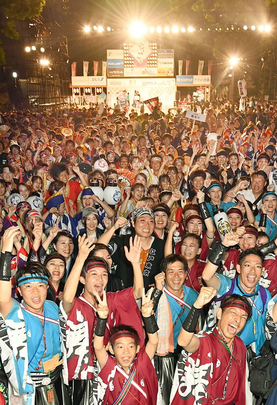 よさこいフィナーレ。魂を燃やした踊り子の熱気が会場を包んだ（高知城会場＝森本敦士撮影）