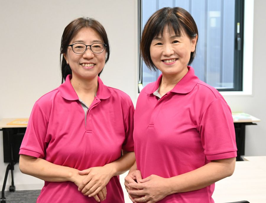 助産師の谷泰子さん（右）と細川真利さん。親子で学べる性教育に取り組んでいます（高知新聞社）