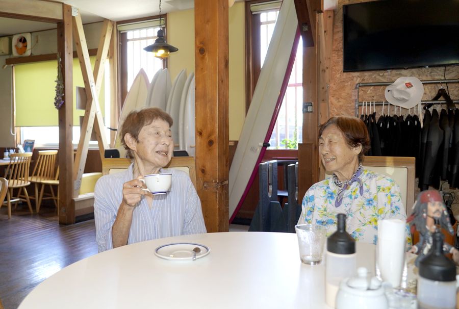 ゆったりとした時間が流れる店内。ロコモコやバーベキューチキンも楽しめる