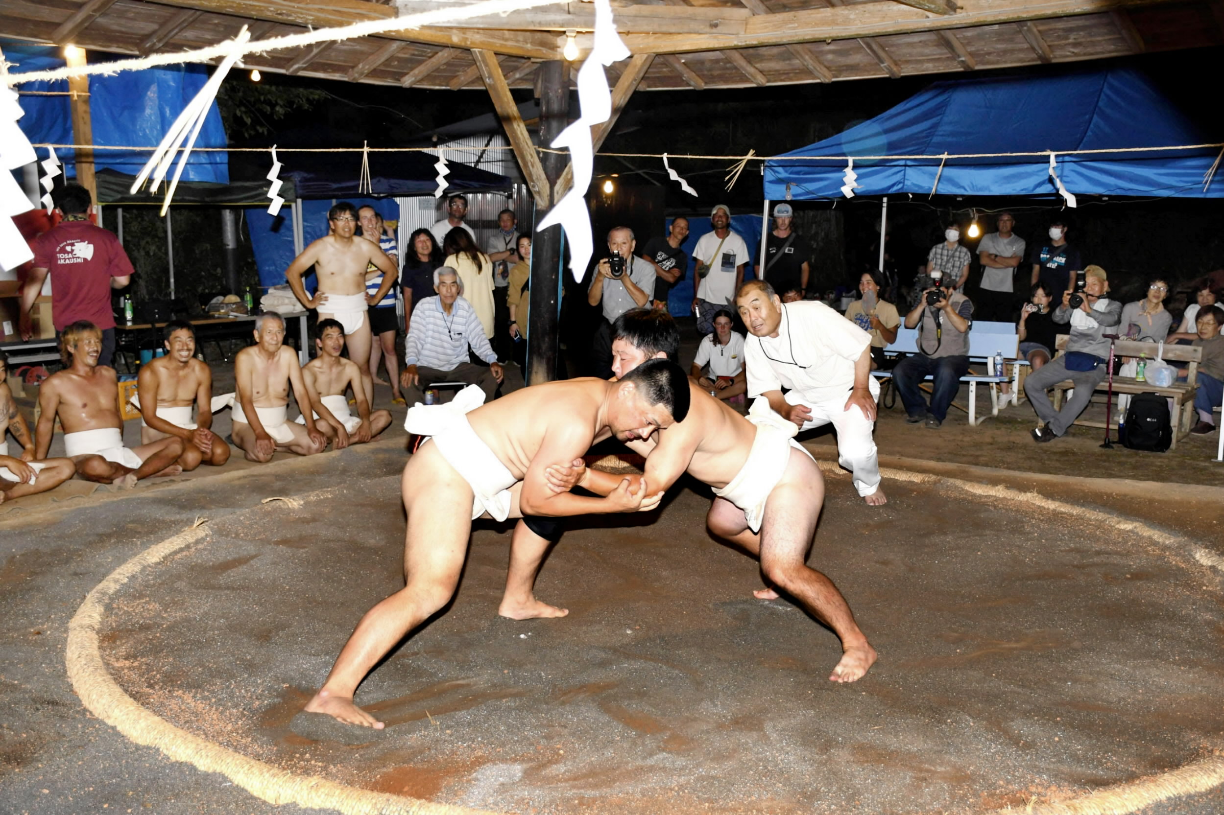 五輪より白熱！？ 本山町伝統の奉納相撲、土俵に力自慢の男女30人