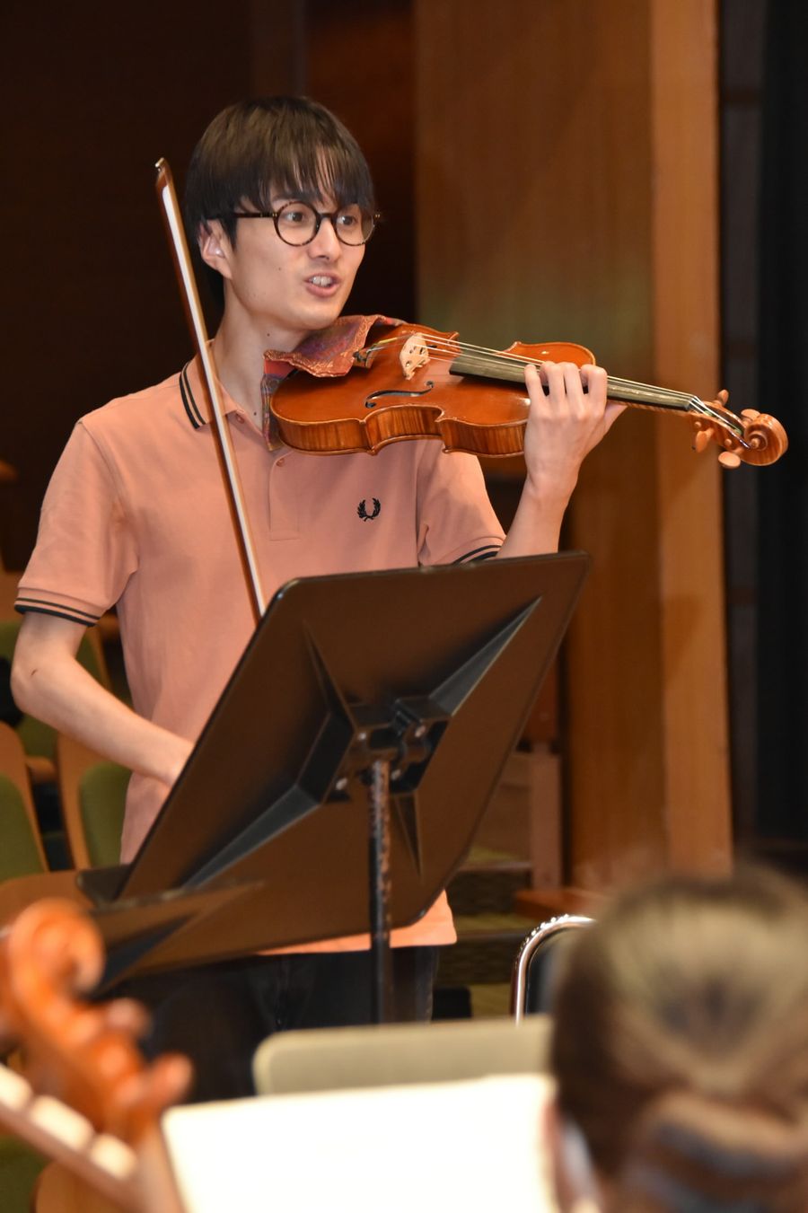 高知ジュニアオーケストラの子どもたちを指導する野々村嘉怜（高知市の県民文化ホール）