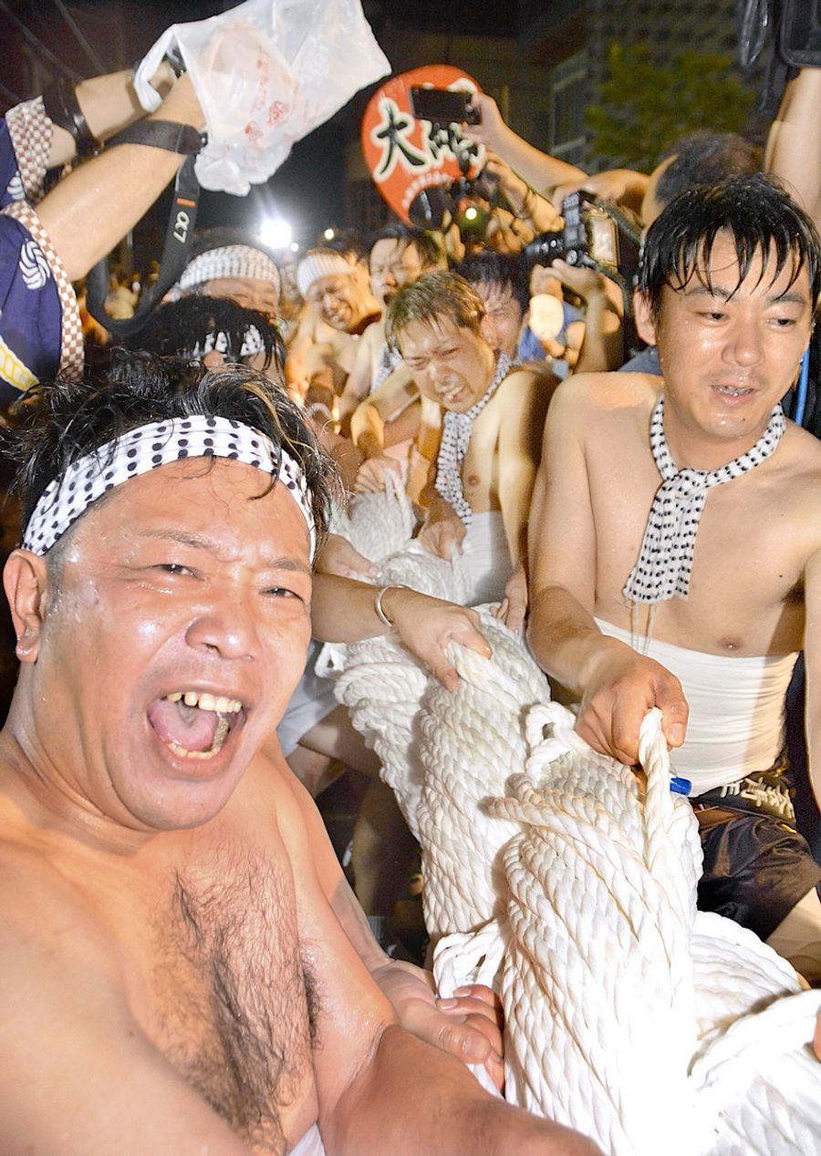 力水を浴びて豪快に綱を引き合う男衆（土佐市高岡町乙）