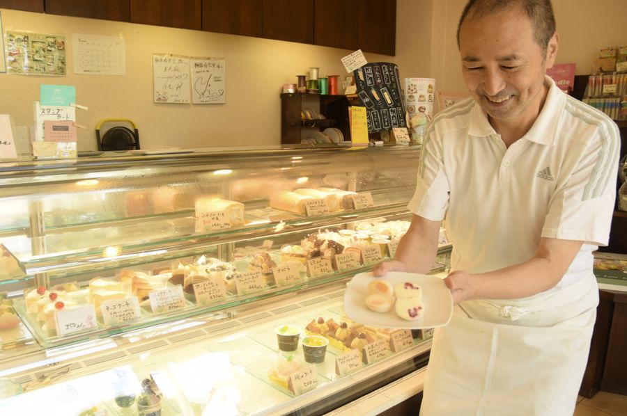 ショーケースには旬のおしゃれなケーキが並ぶ。今夏は氷餅も登場（須崎市中町１丁目の梅原青雲堂）