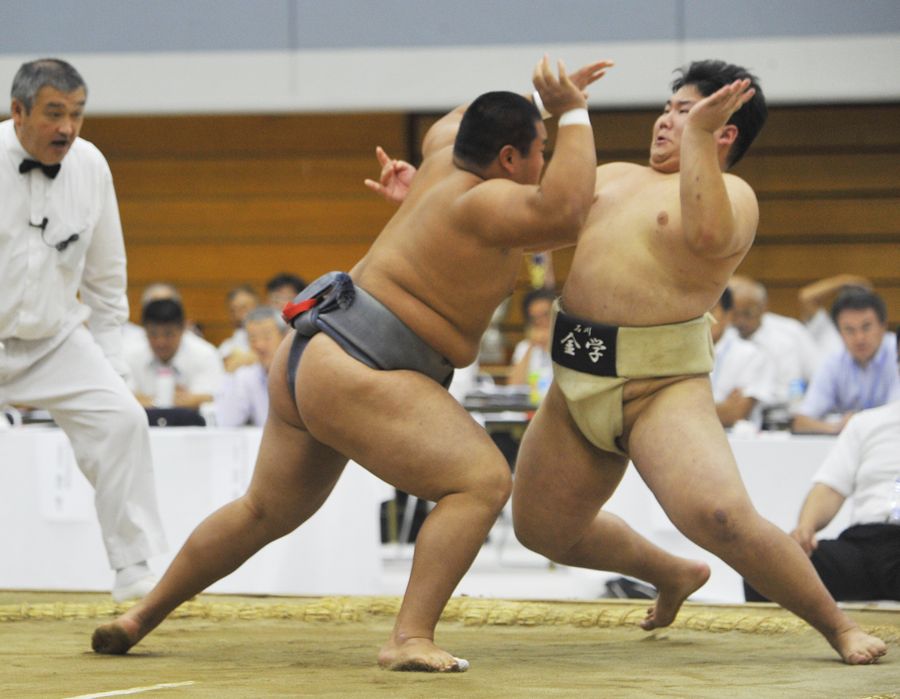 【団体決勝トーナメント２回戦　明徳―金沢学院大付】大将戦、明徳・アディテヤ＝左＝が金沢学院大付・大平を押し出し、一矢報いる（富山県新湊アイシン軽金属ＳＣ）