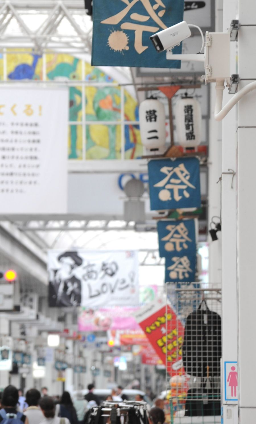 アーケードの柱に据えられたＡＩカメラ。通行者の年齢や性別などを識別する（高知市帯屋町２丁目）