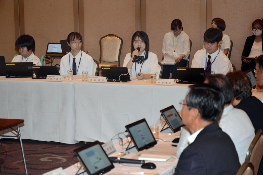 「理想的な学校の姿」について発表する高校生ら(高知市本町4丁目の「ザ クラウンパレス新阪急高知」)