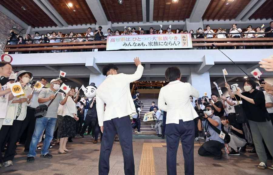 県職員や県庁を訪れた人たちから祝福の拍手を浴びる桜井つぐみ選手＝中央右＝と清岡幸大郎選手＝中央左（県庁＝森本敦士撮影）