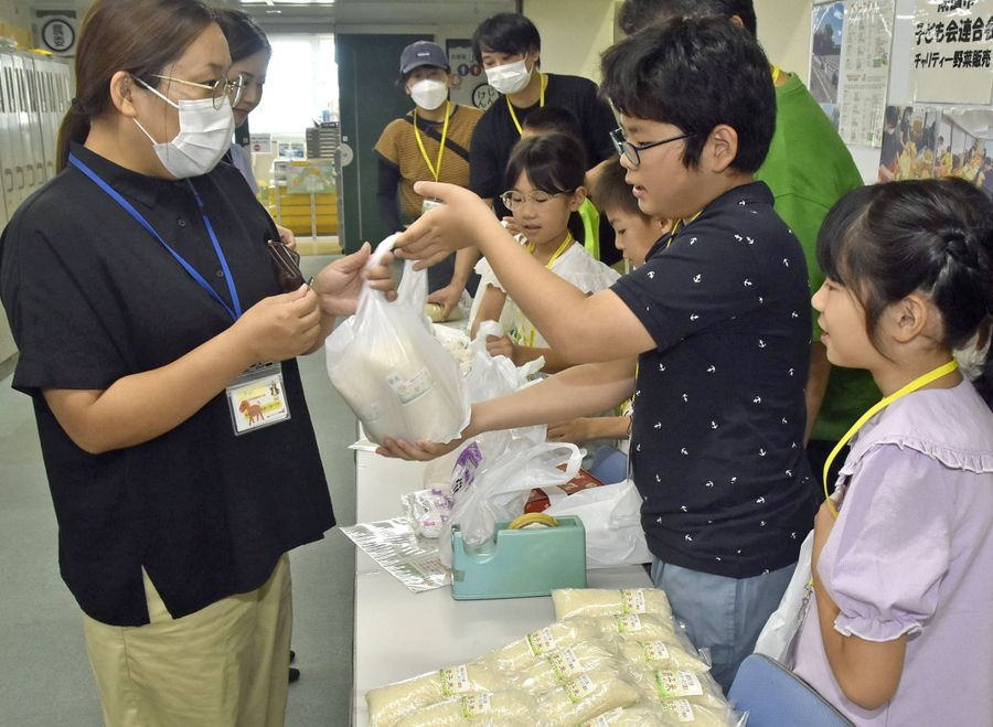 米とニンニクを販売する子どもたち（南国市役所）